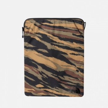 Чехол для электроники THE NORTH FACE Flyweight Laptop Sleeve 13'' цвет Britsh Khaki Tiger Camo Print\ Black в интернет магазине Rybaki.ru